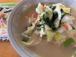 野菜を食べるタンメン